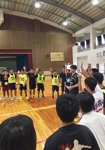熱心に指導する沖縄出身の東江選手