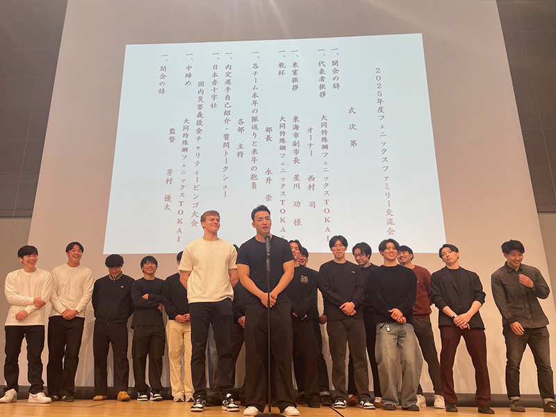 質問に答えるモルゲンソン選手(左)と通訳の田代選手(右)