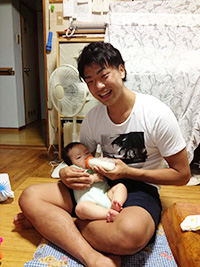 初のミルクあげ! 初のミルクあげ!