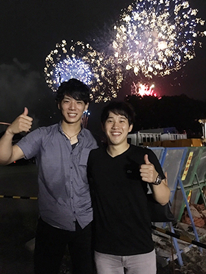 吉田選手と花火をバックに 吉田選手と花火をバックに