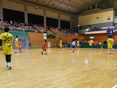 小学生との交流戦の様子 小学生との交流戦の様子