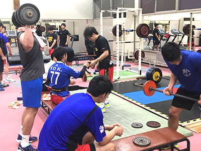 ウエイトトレーニングの様子 ウエイトトレーニングの様子