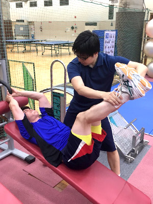 トレーニング中は選手を補助します トレーニング中は選手を補助します