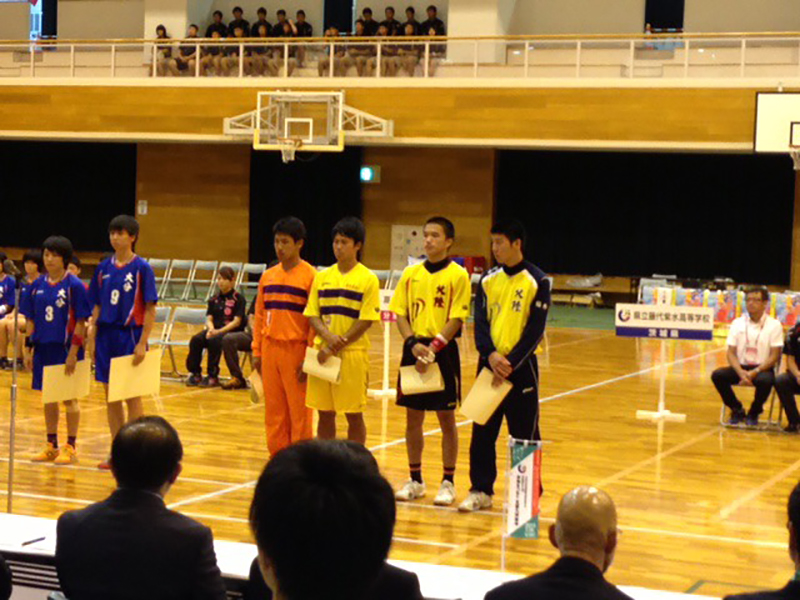 高校3年時のインターハイ表彰(オレンジユニホームが本人・右端は現フェニックスの友兼選手) 高校3年時のインターハイ表彰(オレンジユニホームが本人・右端は現フェニックスの友兼選手)