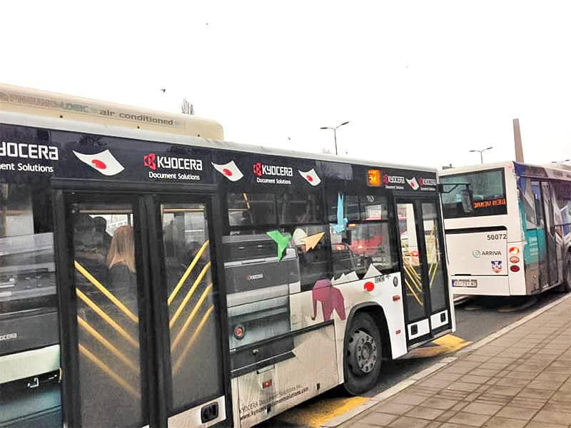 セルビアでよく目にする日本の国旗が入ったバス セルビアでよく目にする日本の国旗が入ったバス
