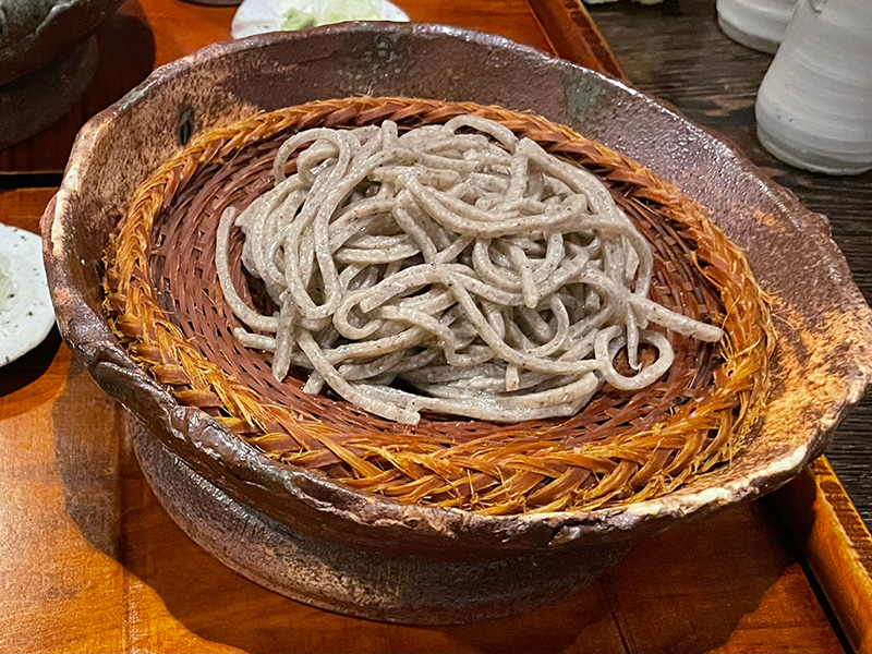 粗挽きで太い蕎麦を塩で食べました 粗挽きで太い蕎麦を塩で食べました
