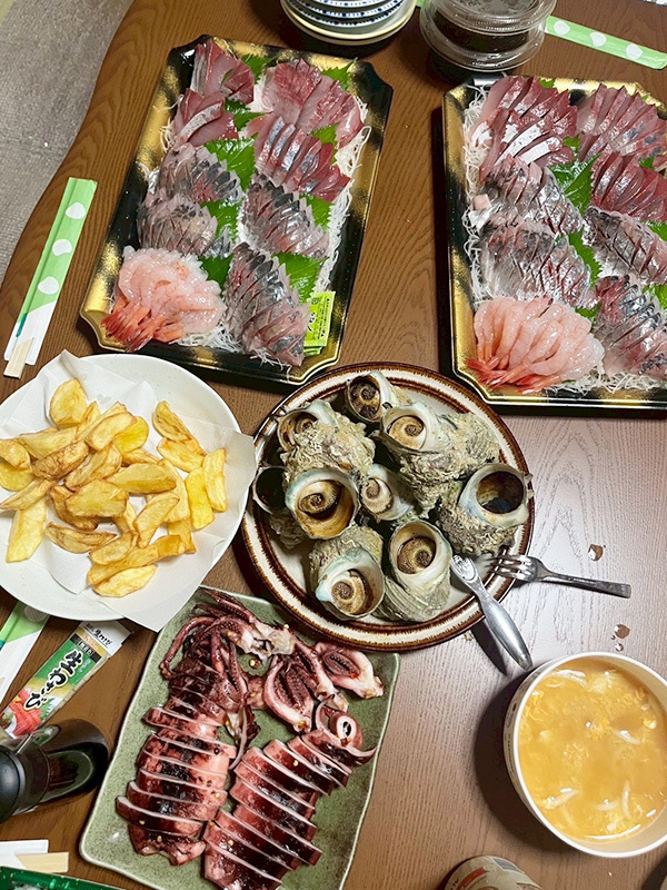 テーブルいっぱいの海鮮料理