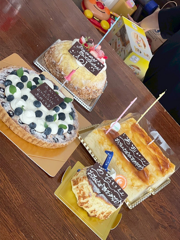 大量の誕生日ケーキ