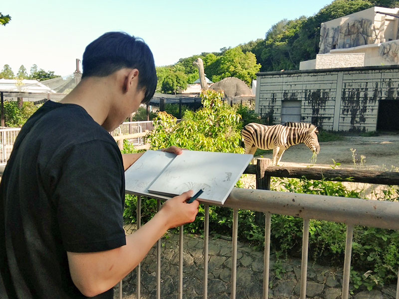 真剣に絵を書く自分