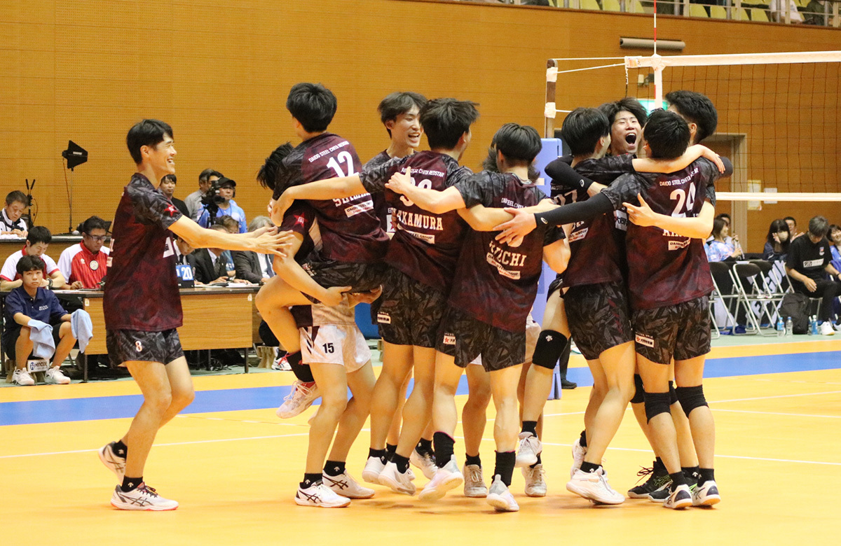 得点後、喜びを爆発させるレッドスター