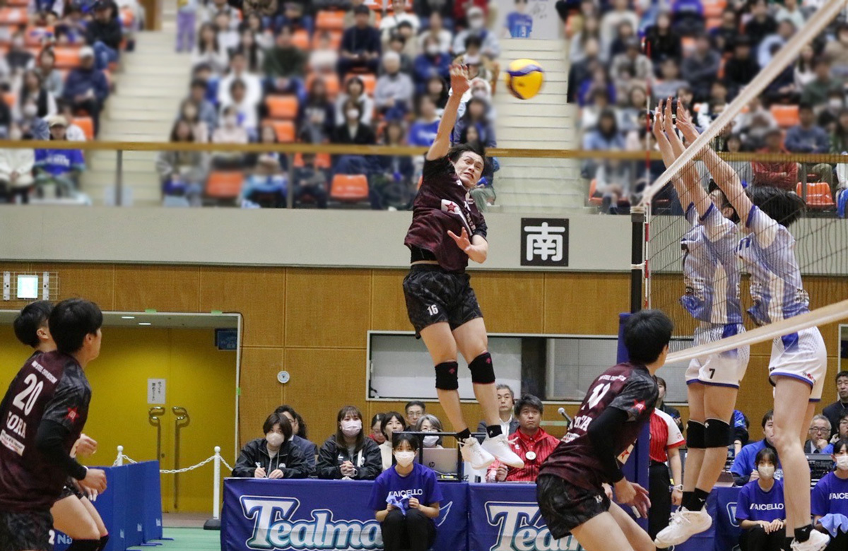 利内選手が要所でスパイク得点をあげる