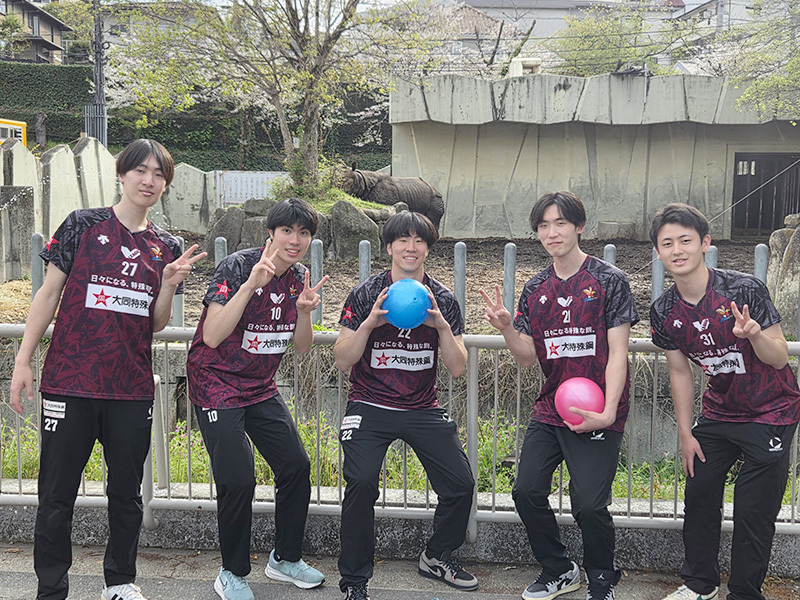 イベント終了後、サイの前で写真撮影。お疲れ様でした!